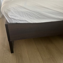 IKEA ベッドフレームとベッド(クィーン)の画像