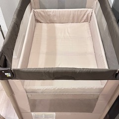 美品！Aprica ココネル　折り畳み ベビーベッドの画像
