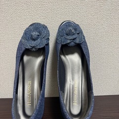 花モチーフ付きダークブルースリッポン 22cmの画像