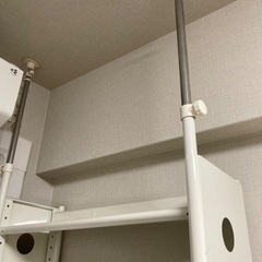 突っ張りラック　壁面収納の画像
