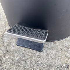 ペダル式ゴミ箱 ブラック 小型 スチール製の画像