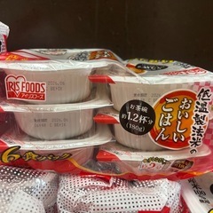 サトウのご飯6袋、アイリスご飯2袋の画像