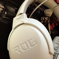 ASUS ROG Strix Go Core Moonlight White ゲーミングヘッドセットの画像