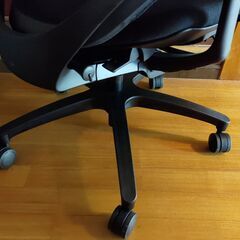 【オフィスチェア】イトーキ エフチェア（KG175JVM-T1T1）：メッシュハイバック・固定肘・ウレタンキャスター・ブラックの画像