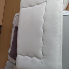 ニトリセミダブルマットレスと敷布団の画像
