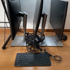 モニター3枚キーボードの画像
