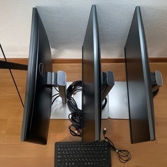 モニター3枚キーボードの画像