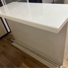 早く取りに来れる人カウンター食器棚の画像