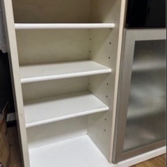 早く取りに来れる人カウンター食器棚の画像