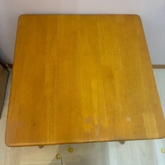 正方形テーブルの画像