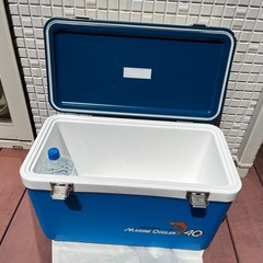 クーラーボックス（一部破損あり）の画像
