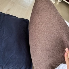 クッションカバーつき3つ、カバーなし1つの画像