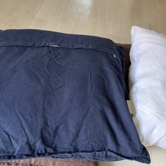クッションカバーつき3つ、カバーなし1つの画像