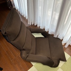 リクライニング肘掛け付き座椅子の画像