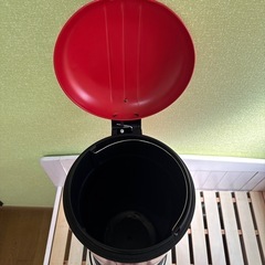 オシャレな赤いゴミ箱大きめの画像