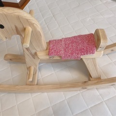 木製の木馬　クッション付きの画像
