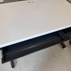 OAデスク2台、脚付きイス2脚の画像