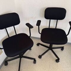 OAデスク2台、脚付きイス2脚の画像