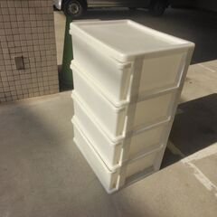 新品：収納：箪笥：プラスチック４段：ホワイトの画像