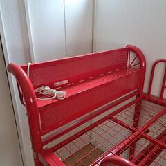 赤パイプのロフトベッドの画像