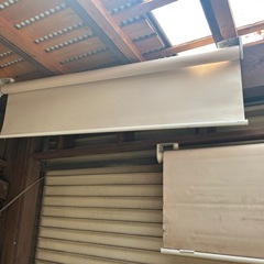 中古の古いロールスクリーンの画像