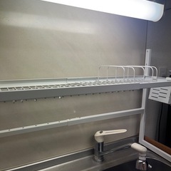 IKEA SKYGGFISK 食器用水切りラック（白・伸縮式）の画像