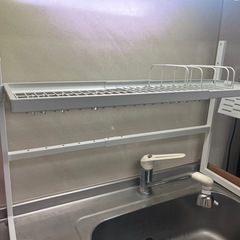 IKEA SKYGGFISK 食器用水切りラック（白・伸縮式）の画像