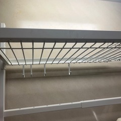IKEA SKYGGFISK 食器用水切りラック（白・伸縮式）の画像