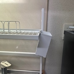 IKEA SKYGGFISK 食器用水切りラック（白・伸縮式）の画像