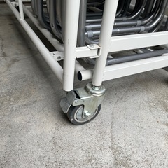 パイプ椅子収納台車の画像