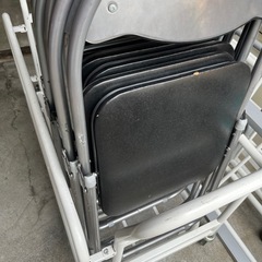 パイプ椅子収納台車の画像
