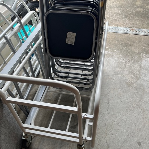 パイプ椅子収納台車