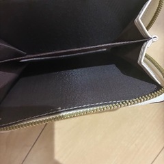 ショルダーバッグと財布の画像