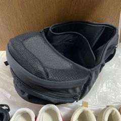 子供靴とヒップバックの画像