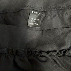 美品SHEINフリルの付いたタンクトップSサイズの画像
