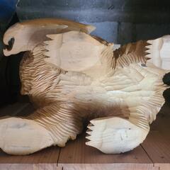熊の木彫りの置き物の画像