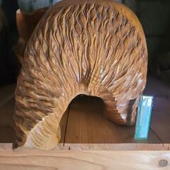 熊の木彫りの置き物の画像