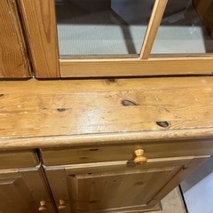カントリー風食器棚の画像