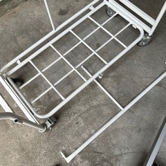 パイプ椅子収納台車の画像