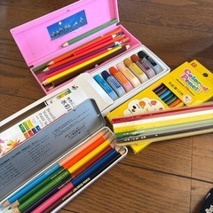 色鉛筆　　絵の具　　文具の画像
