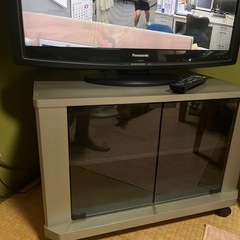パナソニック　32型　
TVとTV台の画像