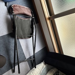 折りたたみ椅子の画像
