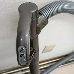 0823-133 dyson ダイソン DC63 サイクロン式掃除機 ※お求めの方はスタッフまでお声がけください。の画像