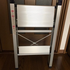 2段の脚立の画像