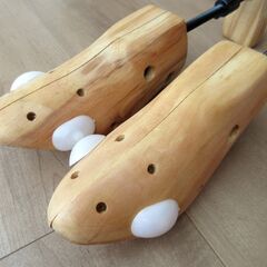 キツい靴を広げるシューズストレッチャーの画像