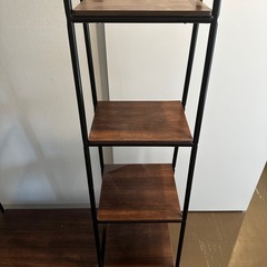 棚付きのラックの画像