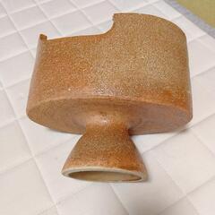 脚付きの赤褐色陶器花器の画像