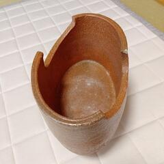 脚付きの赤褐色陶器花器の画像