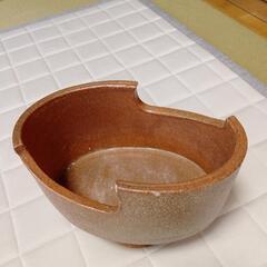脚付きの赤褐色陶器花器の画像