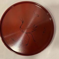 鶴の模様の入った丸盆_Qの画像